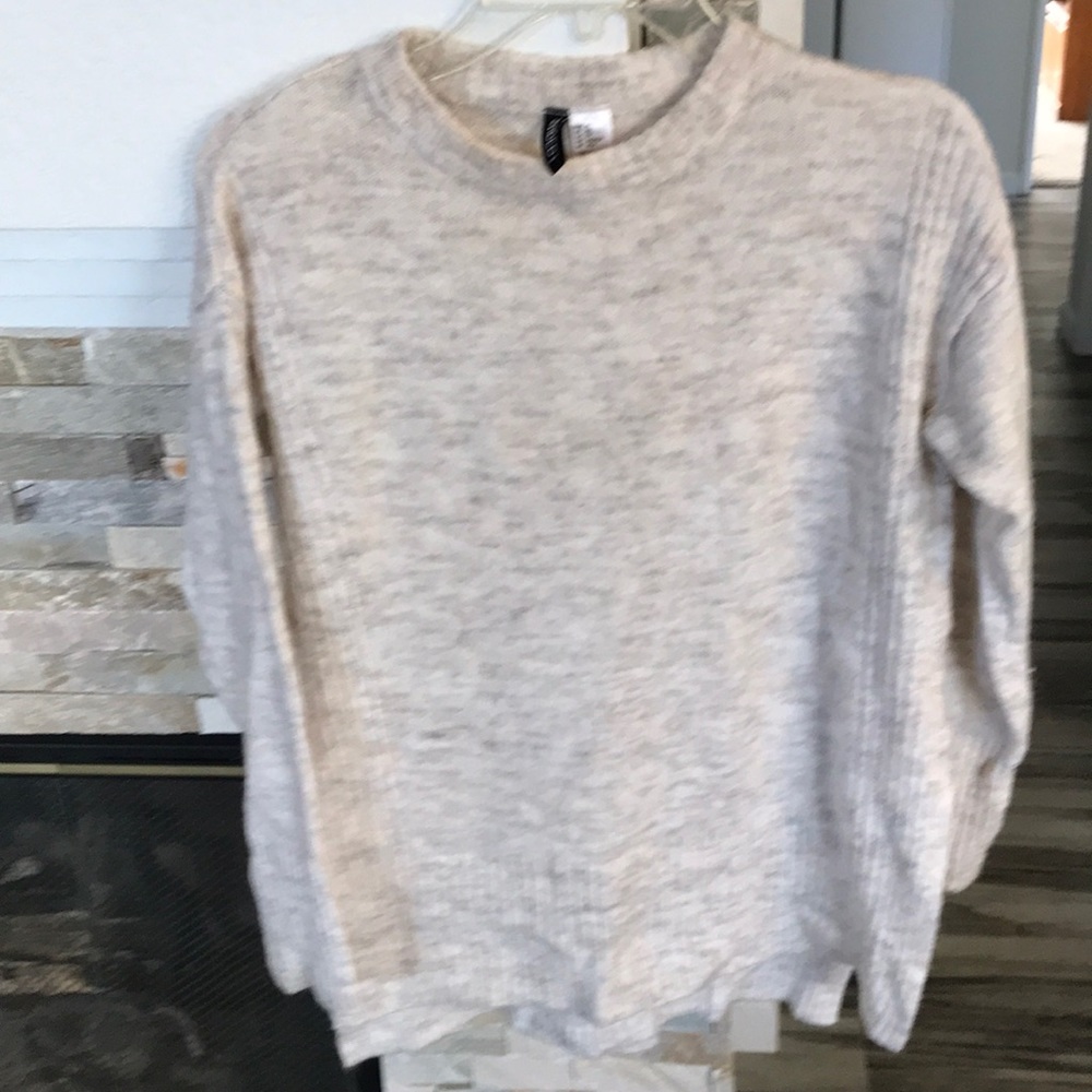 H&M DIVIDED LINE SOFT AND WARM CREAM COLOR SWEATER SIZE XS EXCELLENT CONDITION